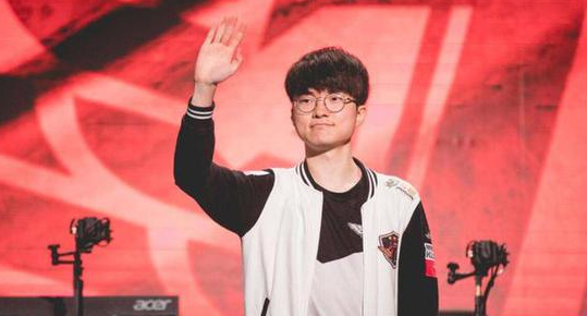 [图]萨拉赫、索博斯洛伊互献传射 利物浦2-0曼城.